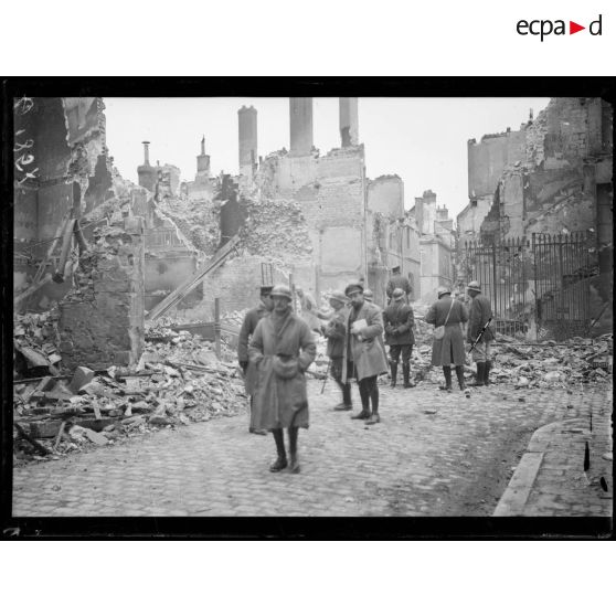 [Des autorités militaires procèdent à la reconnaissance de l'état de catastrophe causé par des bombardements, en centre ville d'Amiens.]