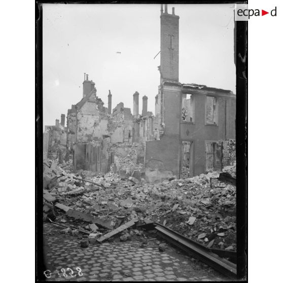 [Dans le centre ville d'Amiens en ruine.]