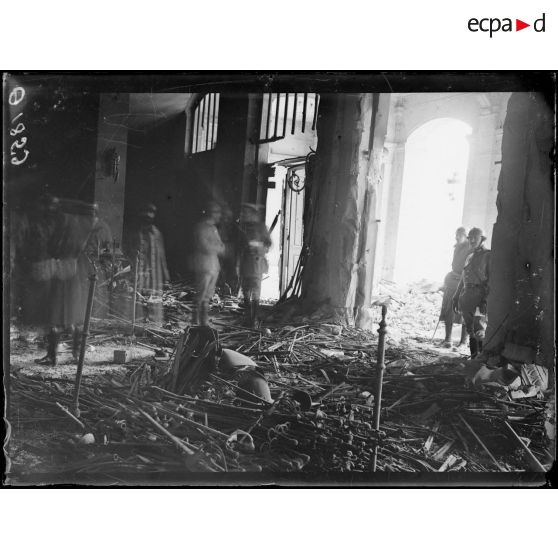 [Des autorités militaires procèdent à la reconnaissance de l'état de catastrophe causé par des bombardements, en centre ville d'Amiens.]