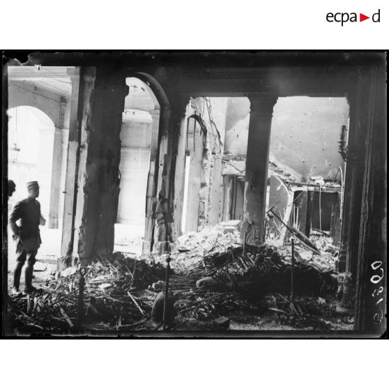 [Des autorités militaires procèdent à la reconnaissance de l'état de catastrophe causé par des bombardements, en centre ville d'Amiens.]