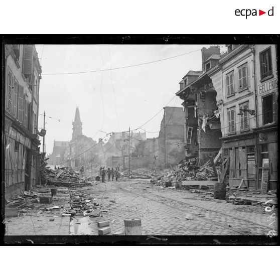 [Des autorités militaires procèdent à la reconnaissance de l'état de catastrophe causé par des bombardements, en centre ville d'Amiens.]