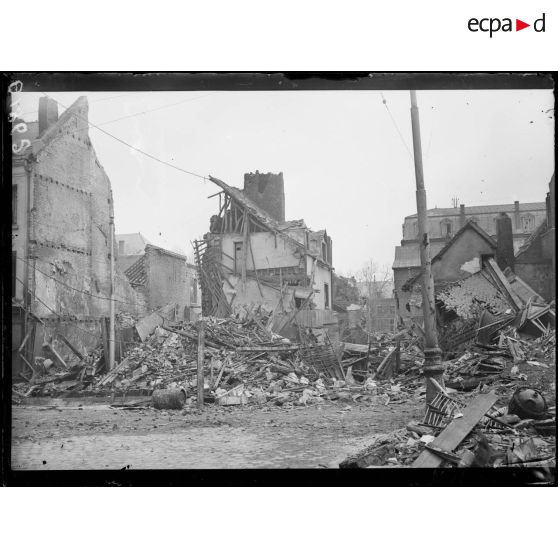 [Dans le centre ville d'Amiens en ruine.]
