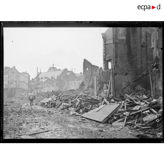 [Des autorités militaires procèdent à la reconnaissance de l'état de catastrophe causé par des bombardements, en centre ville d'Amiens.]