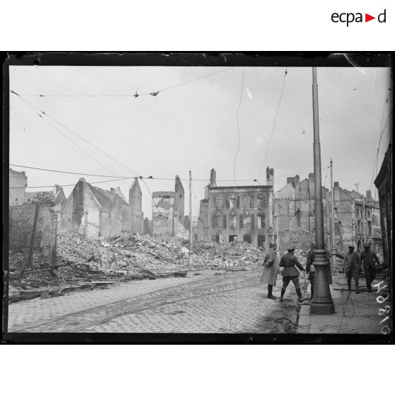 [Des autorités militaires procèdent à la reconnaissance de l'état de catastrophe causé par des bombardements, en centre ville d'Amiens.]