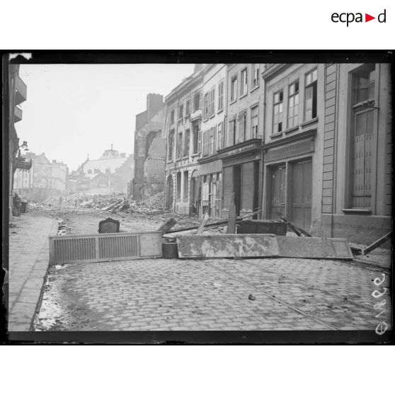 [Barricade dans une rue de la ville d'Amiens en ruine.]