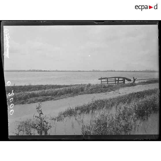 [Inondation en campagne, dans une région du Nord.]