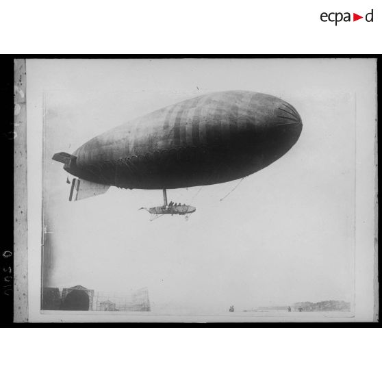 [Vue d'une manoeuvre de dirigeable à Marquise, dans le Pas-de-Calais.]