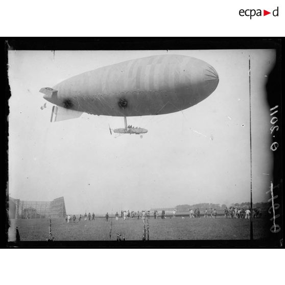 [Vue d'une manoeuvre de dirigeable à Marquise, dans le Pas-de-Calais.]