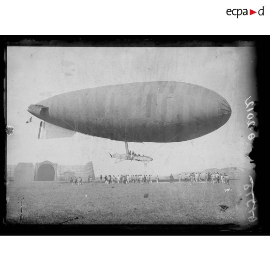 [Vue d'une manoeuvre de dirigeable à Marquise, dans le Pas-de-Calais.]
