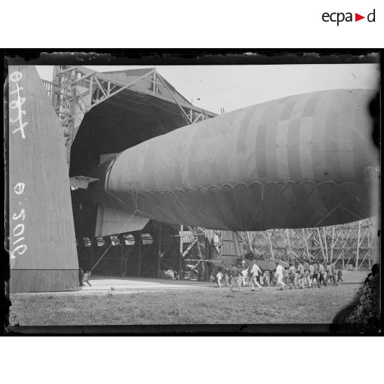 [Vue d'une manoeuvre de dirigeable sur un camp d'aviation, à Marquise, dans le Pas-de-Calais.]