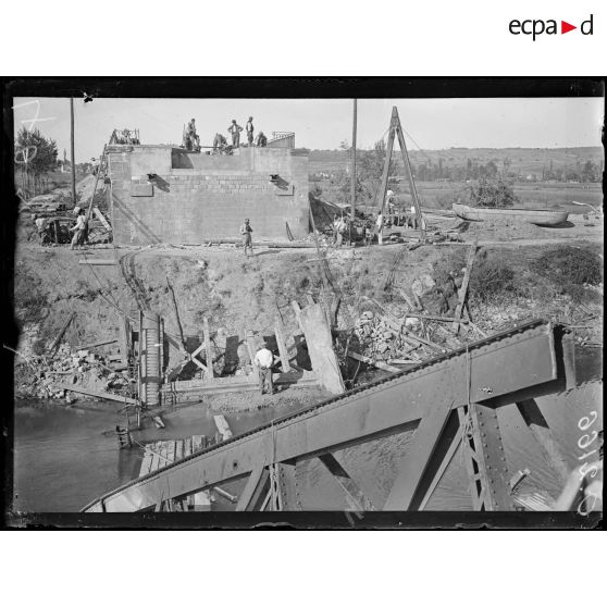 [Reconstruction d'un pont détruit, dans l'Aisne.]