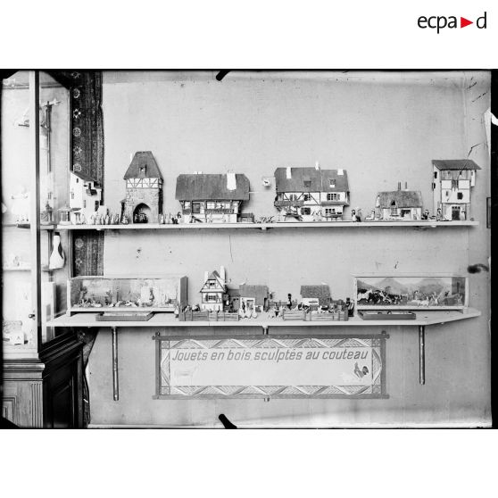 Au musée des Arts Décoratifs de Paris. [légende d'origine]