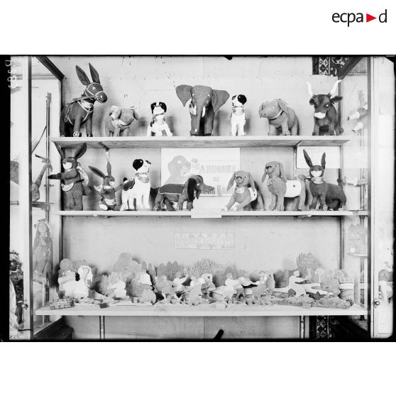 Au musée des Arts Décoratifs de Paris. [légende d'origine]