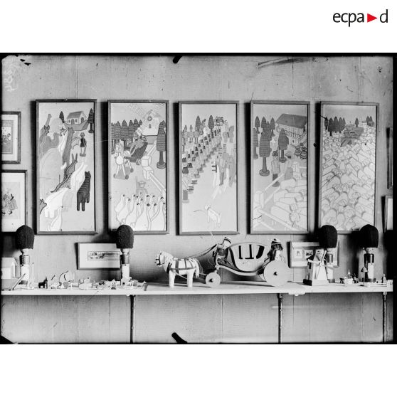 Au musée des Arts Décoratifs de Paris. [légende d'origine]