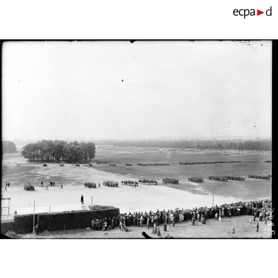 Revue des sociétés de préparations militaires par le général Dubail. [légende d'origine]