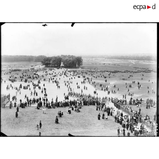 Revue des sociétés de préparations militaires par le général Dubail. [légende d'origine]