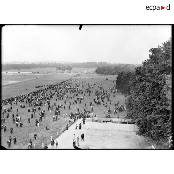 Revue des sociétés de préparations militaires par le général Dubail. [légende d'origine]