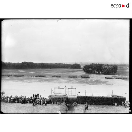 Revue des sociétés de préparations militaires par le général Dubail. [légende d'origine]