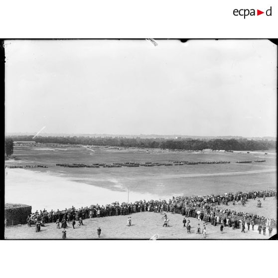 Revue des sociétés de préparations militaires par le général Dubail. [légende d'origine]