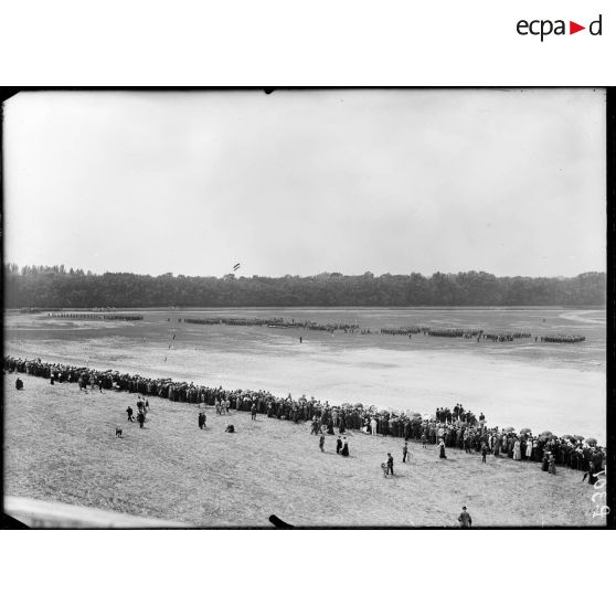 Revue des sociétés de préparations militaires par le général Dubail. [légende d'origine]