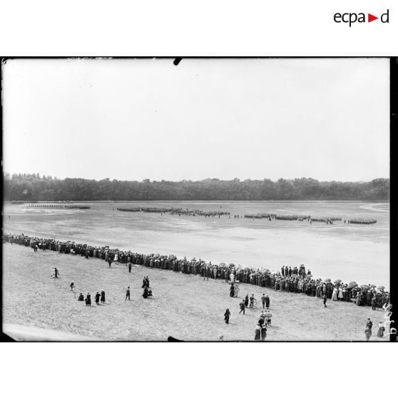 Revue des sociétés de préparations militaires par le général Dubail. [légende d'origine]