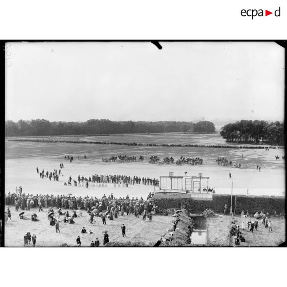 Revue des sociétés de préparations militaires par le général Dubail. [légende d'origine]