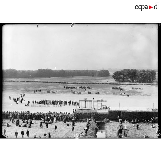 Revue des sociétés de préparations militaires par le général Dubail. [légende d'origine]