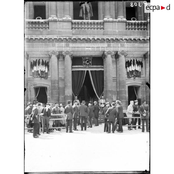 Paris, Invalides. Obsèques du général Gallieni. La chapelle ardente. [légende d'origine]
