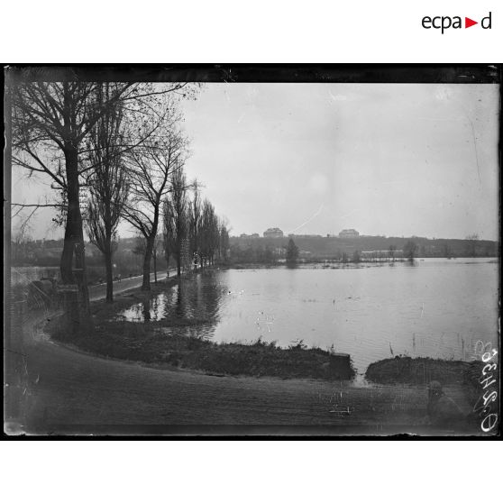 [Inondation provoquée par la rupture d'un barrage opérée par les allemands avant leur retraite.]