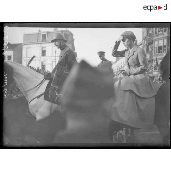 [Les souverains belges à Bruxelles : défilé à cheval.]