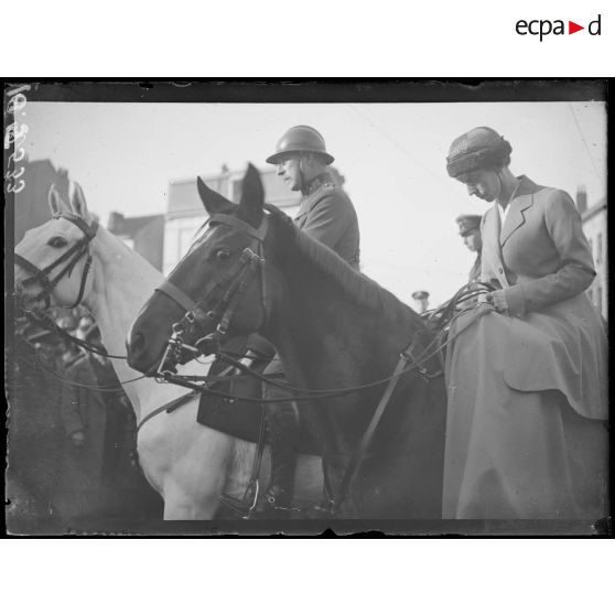 [Les souverains belges à Bruxelles : défilé à cheval.]