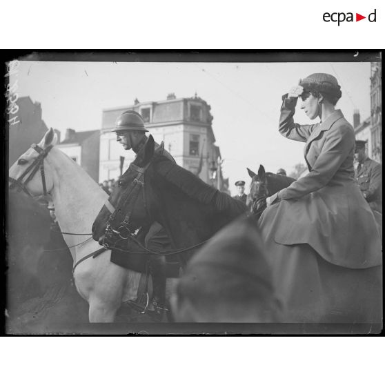 [Les souverains belges à Bruxelles : défilé à cheval.]