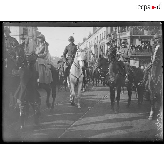 [Les souverains belges à Bruxelles : défilé à cheval.]