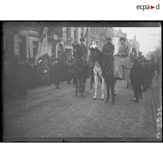 [Les souverains belges à Bruxelles : défilé à cheval.]