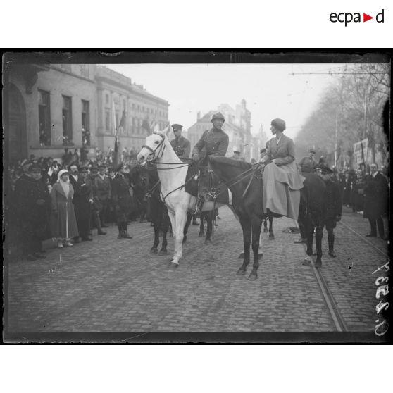 [Les souverains belges à Bruxelles : défilé à cheval.]