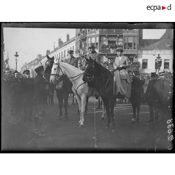 [Les souverains belges à Bruxelles : défilé à cheval.]