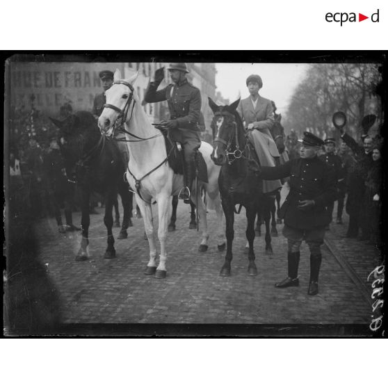 [Les souverains belges à Bruxelles : défilé à cheval.]