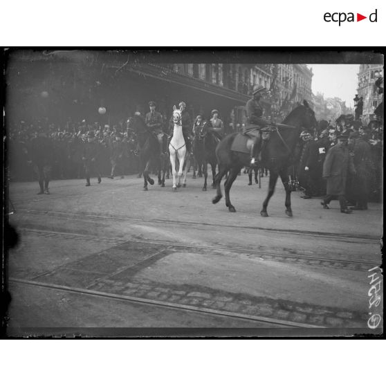 [Les souverains belges à Bruxelles : défilé à cheval.]