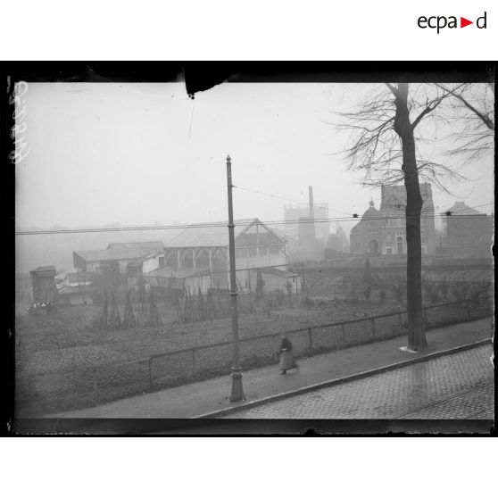 [Vue d'une ville dans le brouillard.]