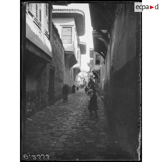 [Une rue en centre ville de Salonique.]