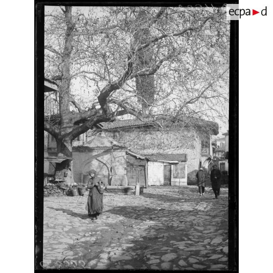 [Vue d'une place dans un quartier de la ville de Salonique.]