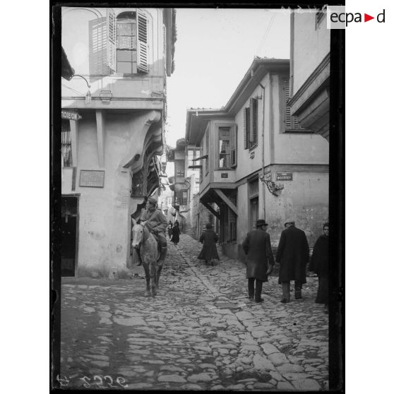 [Une rue en centre ville de Salonique.]