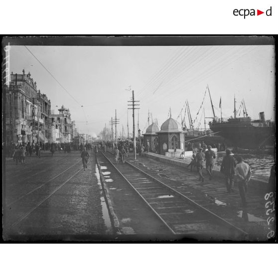 [Le long du port de Tarente, en Italie.]