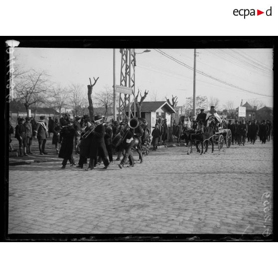 [Convoi funéraire à Tarente, en Italie.]