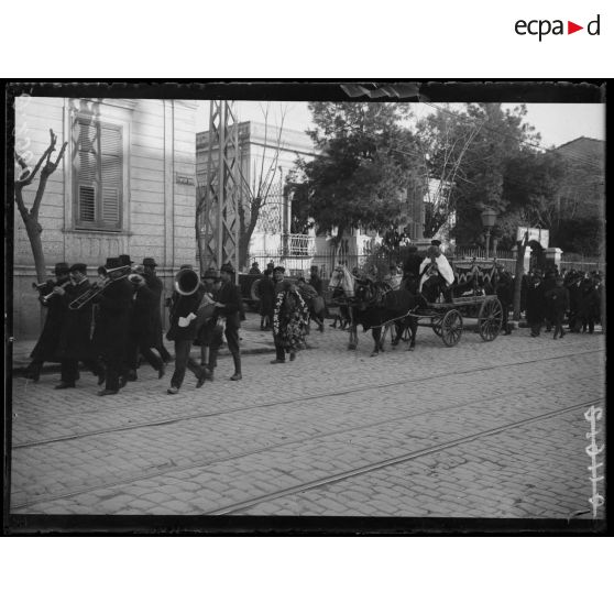 [Convoi funéraire dans les rues de Tarente, en Italie.]