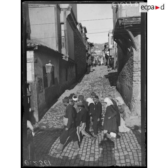 [Vue d'une rue dans un quartier de la ville de Salonique.]