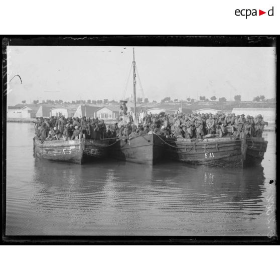 [Embarquement de troupes à Tarente, en Italie.]