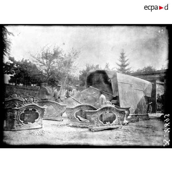 [Déchargement d'oeuvres d'art d'un camion.] [légende d'origine]