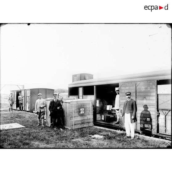 [Transport d'oeuvres d'arts. Embarquement dans un train.] [légende d'origine]