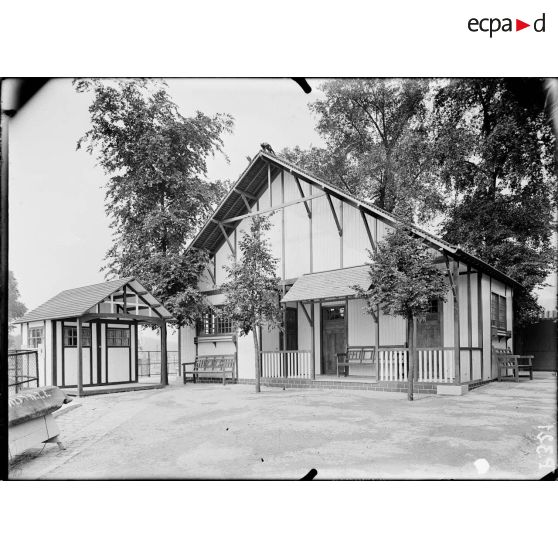 Exposition de la cité reconstituée aux Tuileries, à Paris. Pavillon démontable. [légende d'origine]